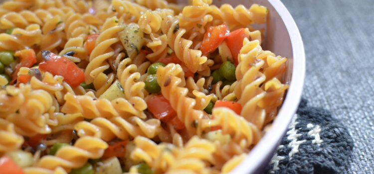 Lentils fusilli with peas, potatoes and red pepper