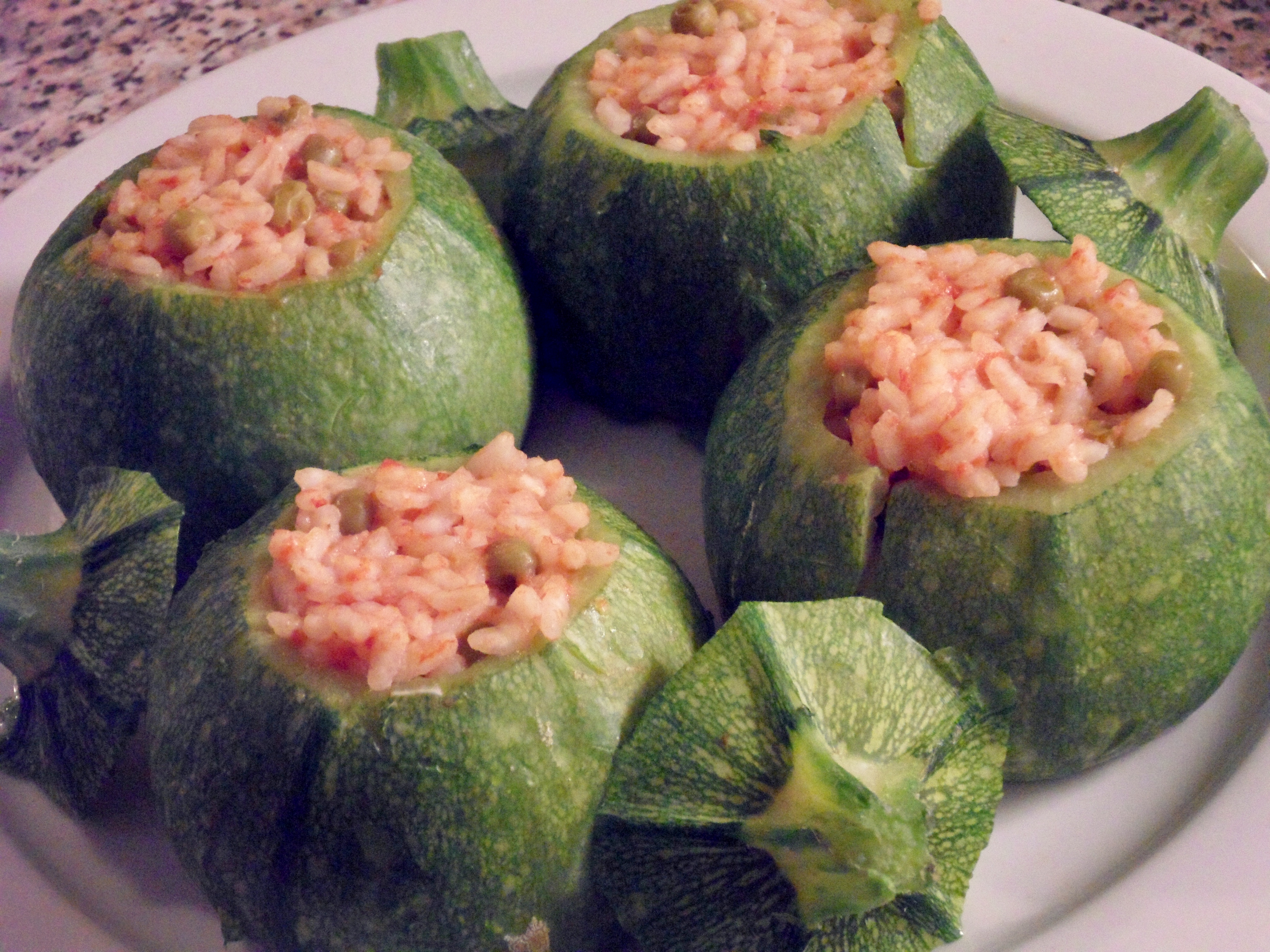 Round courgettes stuffed with rice and peas