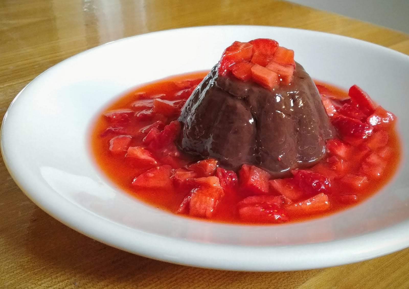 Cocoa pudding with strawberries