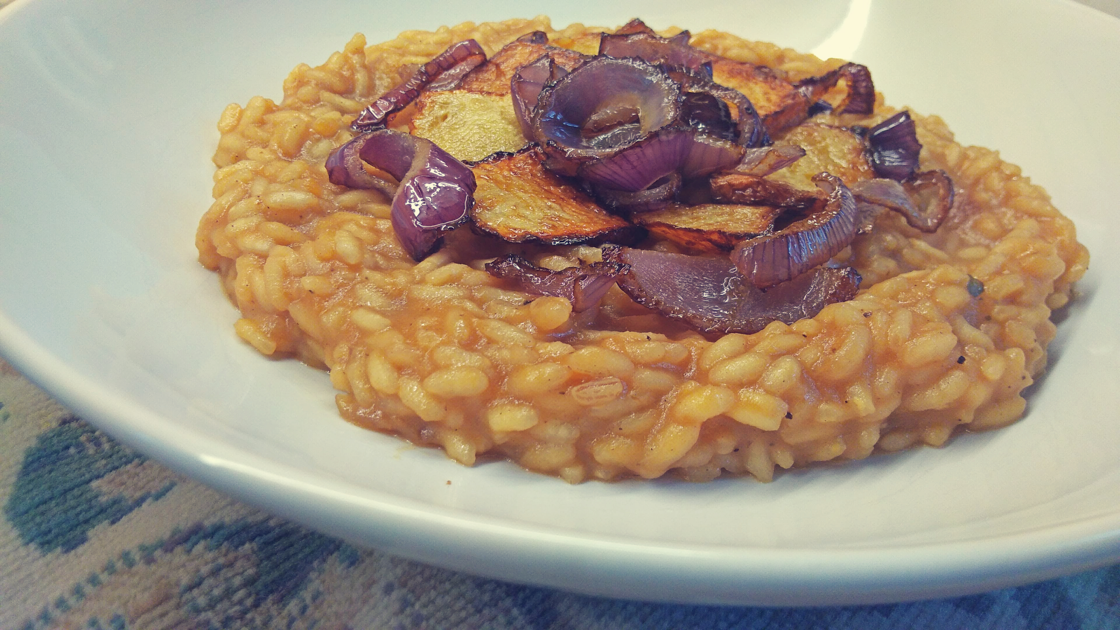 Vegan risotto with double compactness of celeriac and red onion