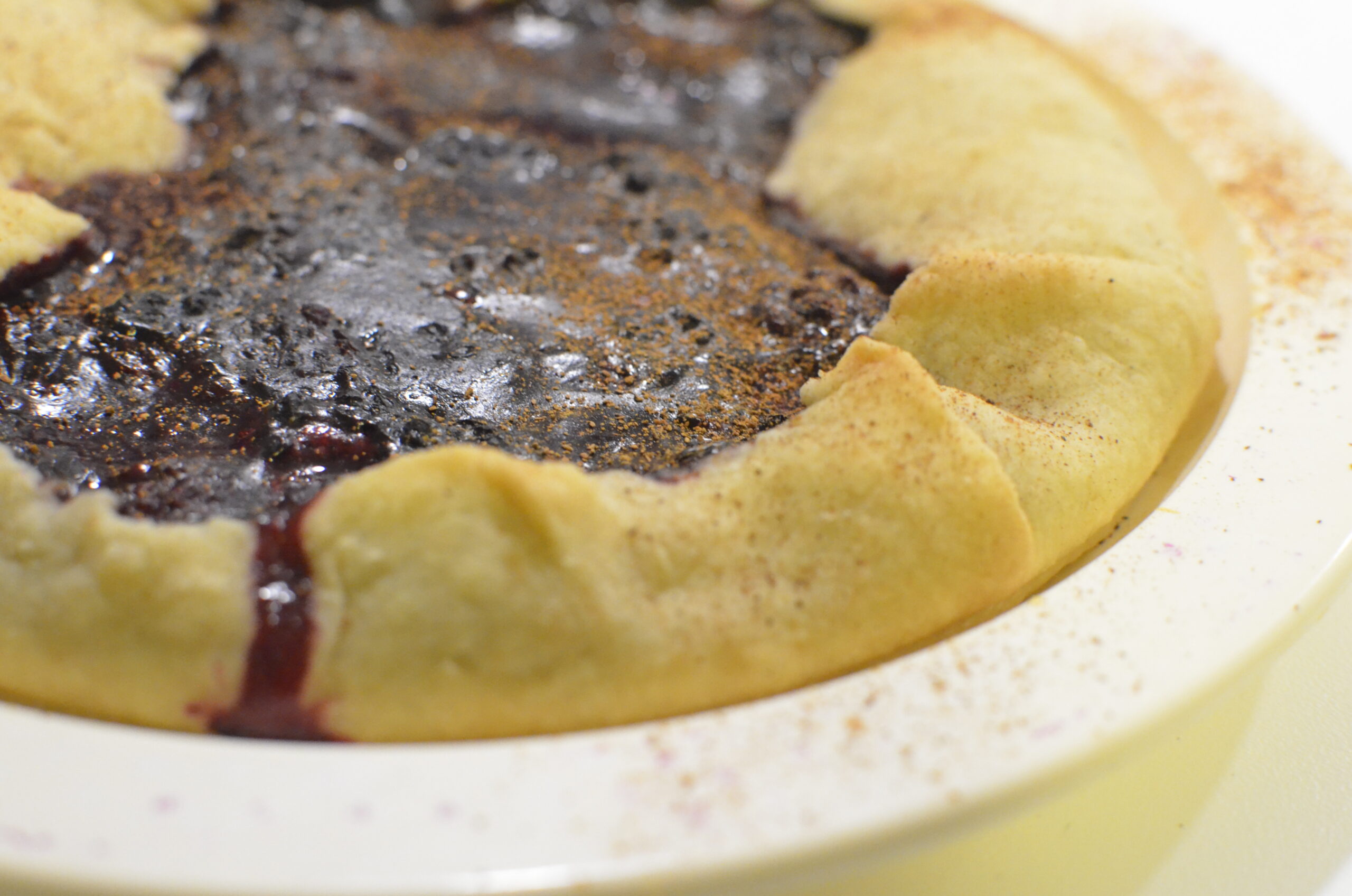 Brisée dough and blackberries pie
