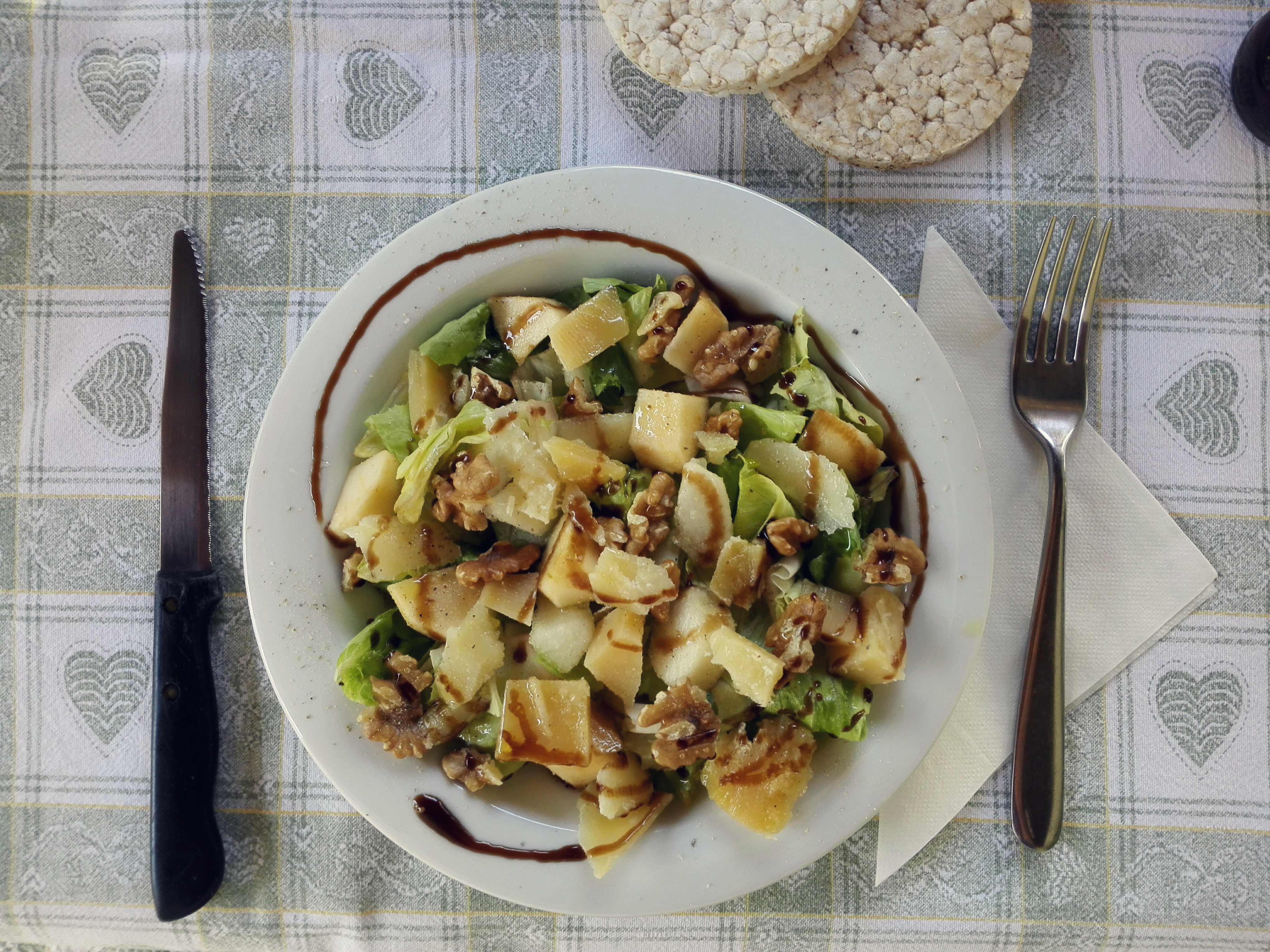 Salad with pears, apples and walnuts with double old cheese