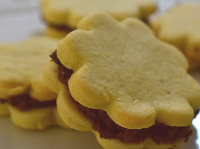 Crumbly biscuits filled with chocolate (without baking powder)